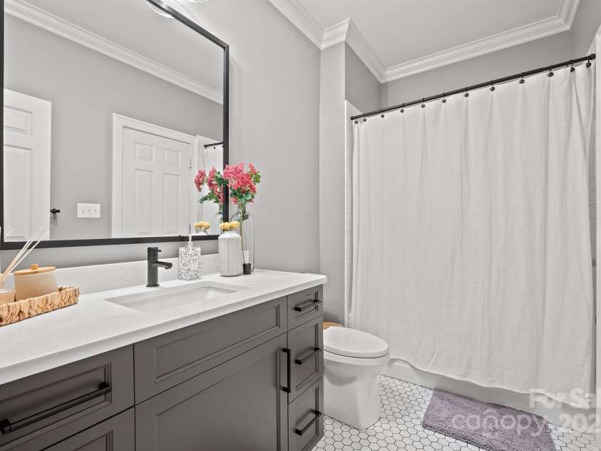 176 Old Post Road, Mooresville, NC 28117.  MLS# CAR4284694, YatesRealty ID 30932. 2nd renovated upstairs ensuite bathroom with new Touchstone cabinets, quartz countertop, floor tile, plumbing fixtures, and fresh paint.