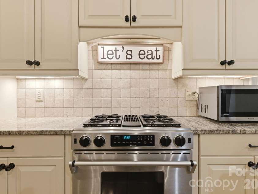 1705 29th Avenue Place, Hickory, NC 28601.  MLS# CAR4387555, YatesRealty ID 30935. Gourmet kitchen