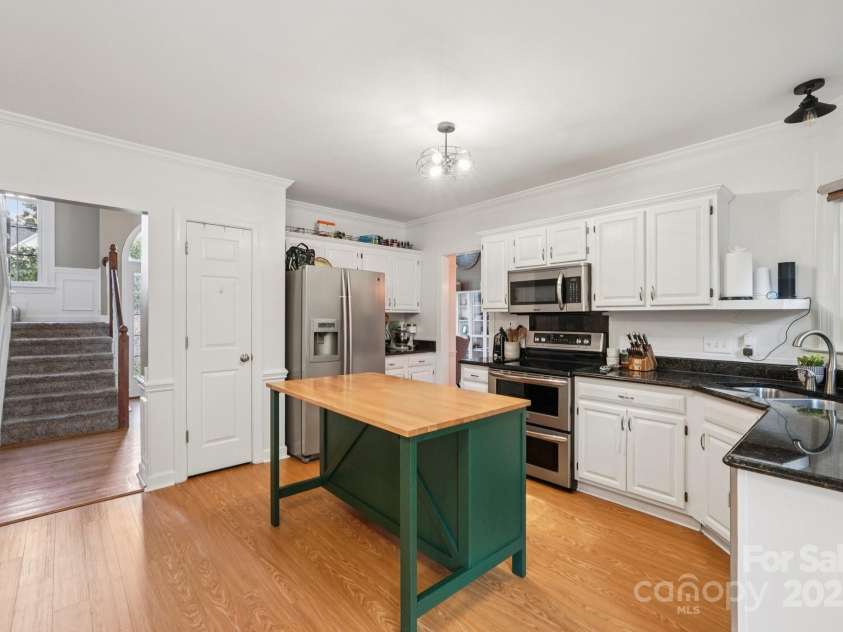 4711 Brownes Ferry Road, Charlotte, NC 28269.  MLS# CAR4288809, YatesRealty ID 30935. 
