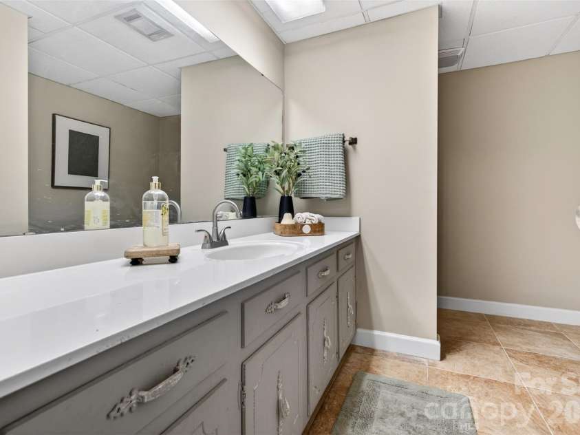 615 Kenway Loop, Mooresville, NC 28117.  MLS# CAR4390564, YatesRealty ID 30936. Lower level full bath