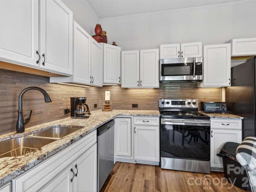 615 Kenway Loop, Mooresville, NC 28117.  MLS# CAR4390564, YatesRealty ID 30936. Pool house kitchen granite counter tops