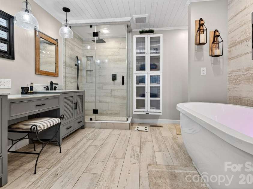 615 Kenway Loop, Mooresville, NC 28117.  MLS# CAR4390564, YatesRealty ID 30936. Primary spa bath