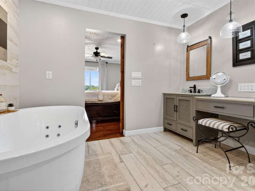 615 Kenway Loop, Mooresville, NC 28117.  MLS# CAR4390564, YatesRealty ID 30936. Primary spa bath