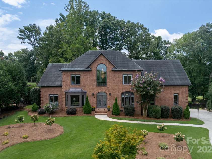 7007 Golden Rain Court, Charlotte, NC 28277.  MLS# CAR4288408, YatesRealty ID 30936. Welcome to you new PIper Glen resort Home!