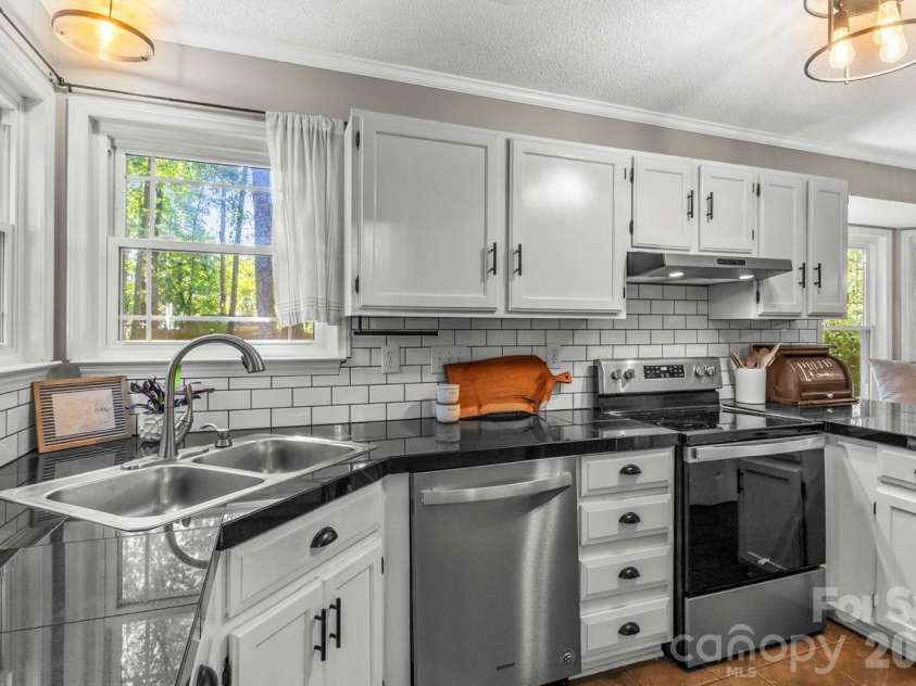 14018 Naworth Lane, Huntersville, NC 28078.  MLS# CAR4381106, YatesRealty ID 30939. Don't you just love a kitchen sink overlooking a beautiful backyard?   