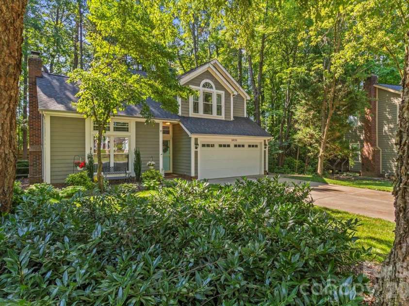 14018 Naworth Lane, Huntersville, NC 28078.  MLS# CAR4381106, YatesRealty ID 30939. View from the culdesac - what a pretty home!
