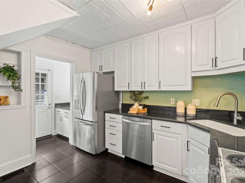 2608 Laburnum Avenue, Charlotte, NC 28205.  MLS# CAR4285959, YatesRealty ID 30941. 