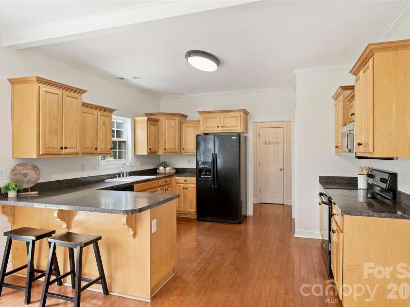 315 Wendover Drive, Locust, NC 28097.  MLS# CAR4391578, YatesRealty ID 30941. Breakfast Bar
