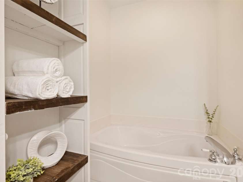 315 Wendover Drive, Locust, NC 28097.  MLS# CAR4391578, YatesRealty ID 30941. Garden Tub