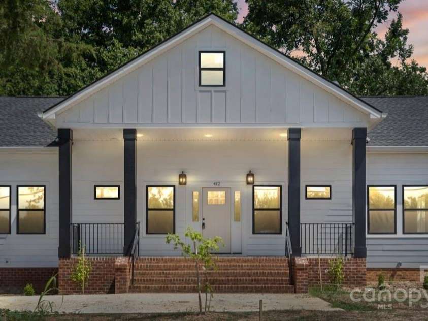412 Allen Street, Rock Hill, SC 29730.  MLS# CAR4286977, YatesRealty ID 30942. Beautiful farmhouse style new bulid on a large lot located walkign distance form downtown Rock Hill