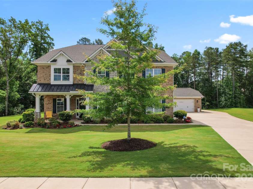 4008 Pinot Way, Fort Mill, SC 29707.  MLS# CAR4268803, YatesRealty ID 30944. The yard is meticulously landscaped and on a large corner lot of a cul de sac.