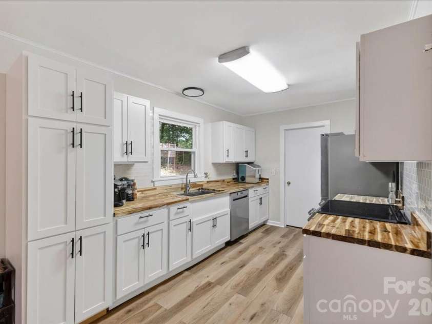 1303 Wildwood Drive, Kannapolis, NC 28081.  MLS# CAR4382701, YatesRealty ID 30945. Kitchen