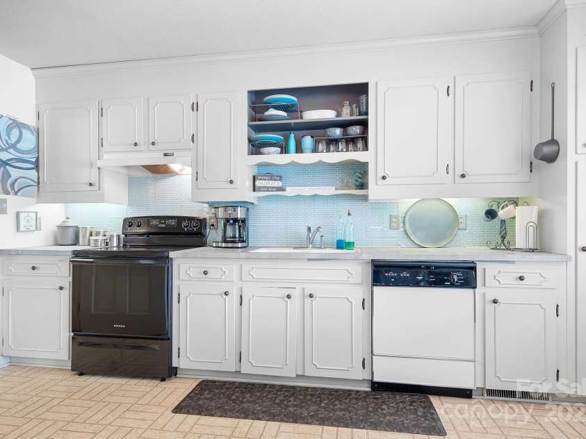 177 Brer Fox Trail, Troutman, NC 28166.  MLS# CAR4284185, YatesRealty ID 30946. Main level Kitchen