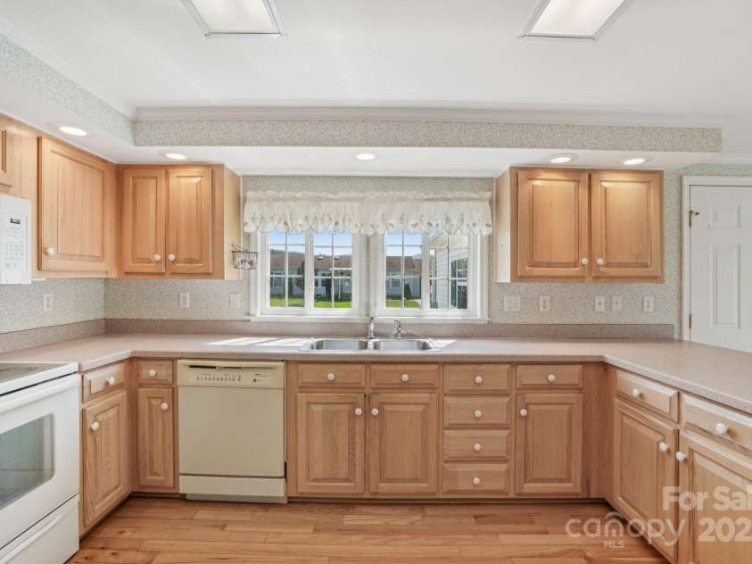 617 Paisley Court, Hendersonville, NC 28739.  MLS# CAR4284766, YatesRealty ID 30947. 