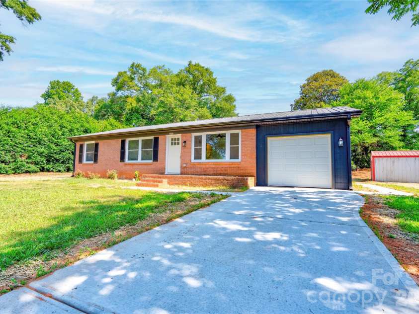 2994 Lutz Boulevard, Newton, NC 28658.  MLS# CAR4392327, YatesRealty ID 30949. 