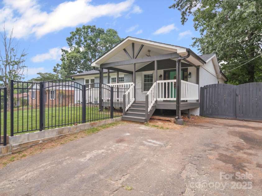 430 Edgegreen Drive, Charlotte, NC 28217.  MLS# CAR4273763, YatesRealty ID 30949. 