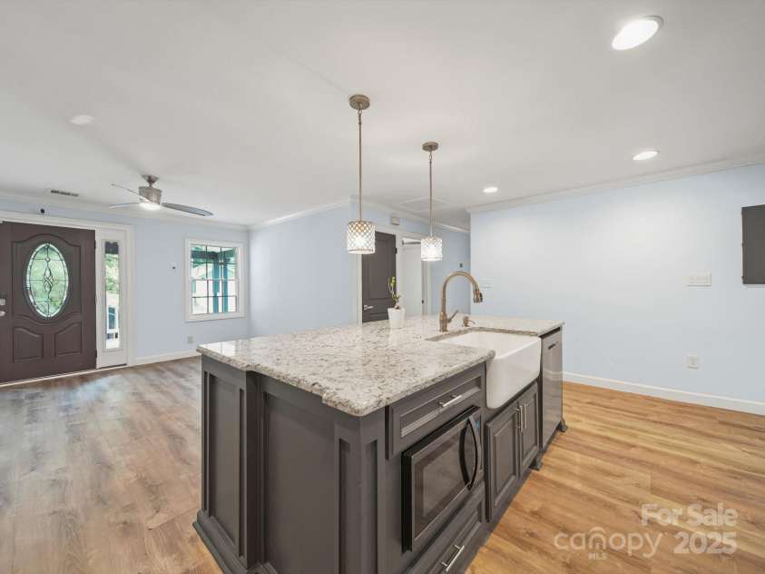 430 Edgegreen Drive, Charlotte, NC 28217.  MLS# CAR4273763, YatesRealty ID 30949. 