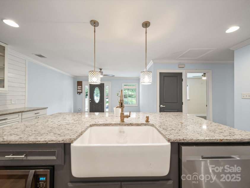 430 Edgegreen Drive, Charlotte, NC 28217.  MLS# CAR4273763, YatesRealty ID 30949. 