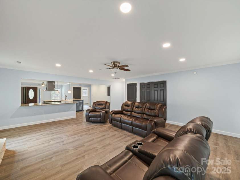 430 Edgegreen Drive, Charlotte, NC 28217.  MLS# CAR4273763, YatesRealty ID 30949. 