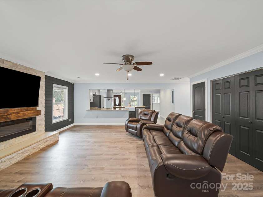 430 Edgegreen Drive, Charlotte, NC 28217.  MLS# CAR4273763, YatesRealty ID 30949. 