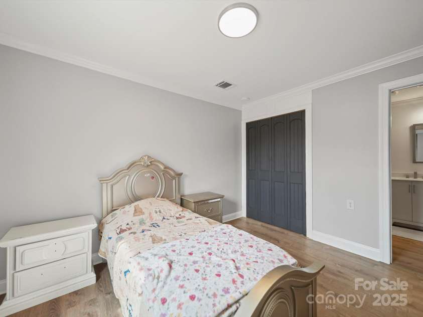 430 Edgegreen Drive, Charlotte, NC 28217.  MLS# CAR4273763, YatesRealty ID 30949. 