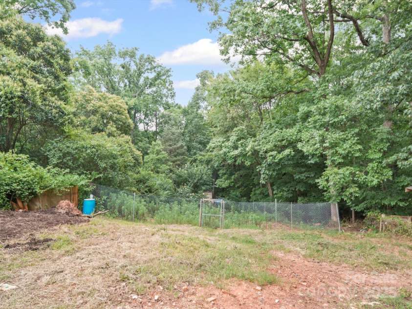 430 Edgegreen Drive, Charlotte, NC 28217.  MLS# CAR4273763, YatesRealty ID 30949. 