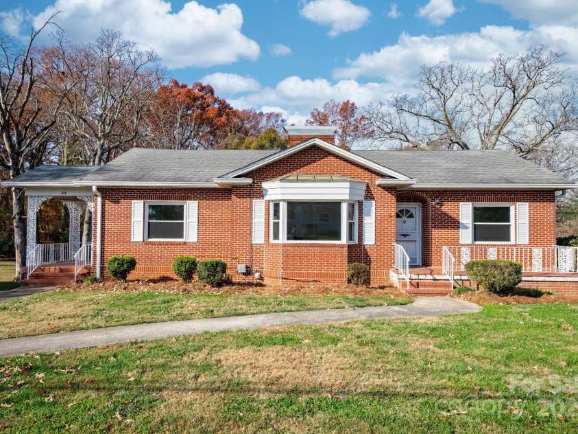 313 17th Street, Hickory, NC 28601.  MLS# CAR4323205, YatesRealty ID 3095. 