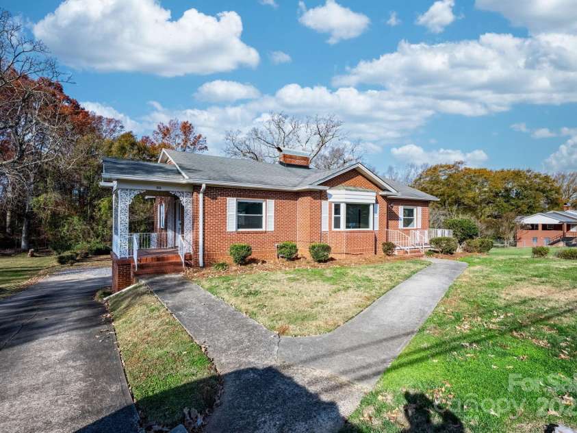 313 17th Street, Hickory, NC 28601.  MLS# CAR4323205, YatesRealty ID 3095. 