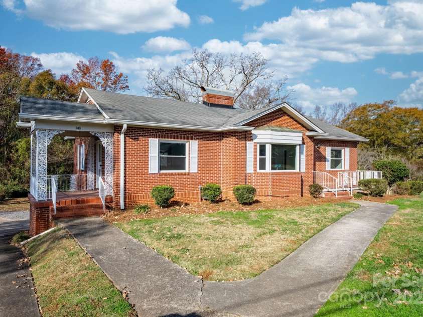 313 17th Street, Hickory, NC 28601.  MLS# CAR4323205, YatesRealty ID 3095. 