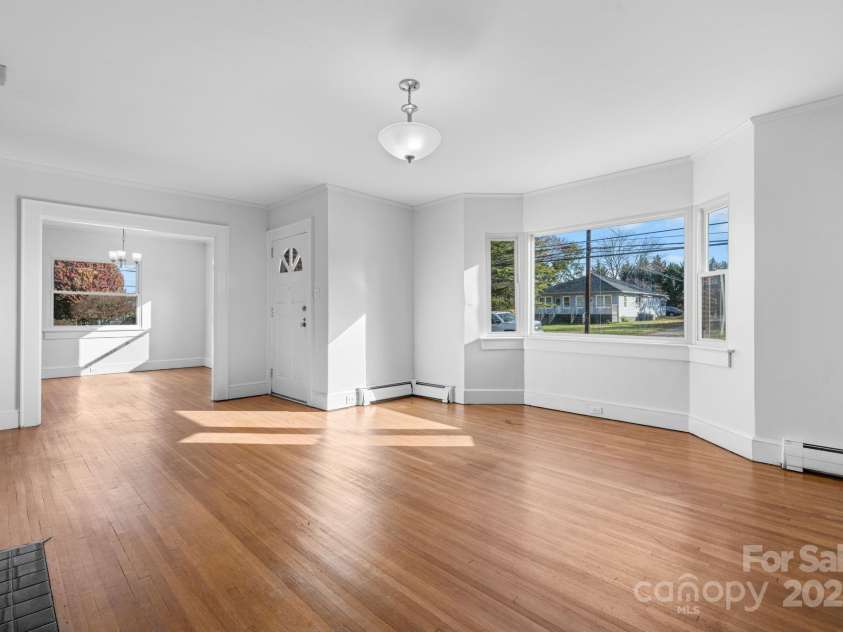 313 17th Street, Hickory, NC 28601.  MLS# CAR4323205, YatesRealty ID 3095. 