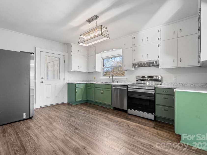 313 17th Street, Hickory, NC 28601.  MLS# CAR4323205, YatesRealty ID 3095. 