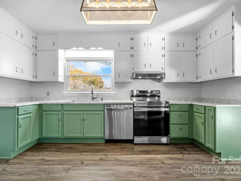 313 17th Street, Hickory, NC 28601.  MLS# CAR4323205, YatesRealty ID 3095. 