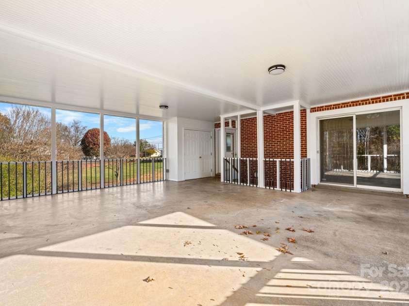 313 17th Street, Hickory, NC 28601.  MLS# CAR4323205, YatesRealty ID 3095. 