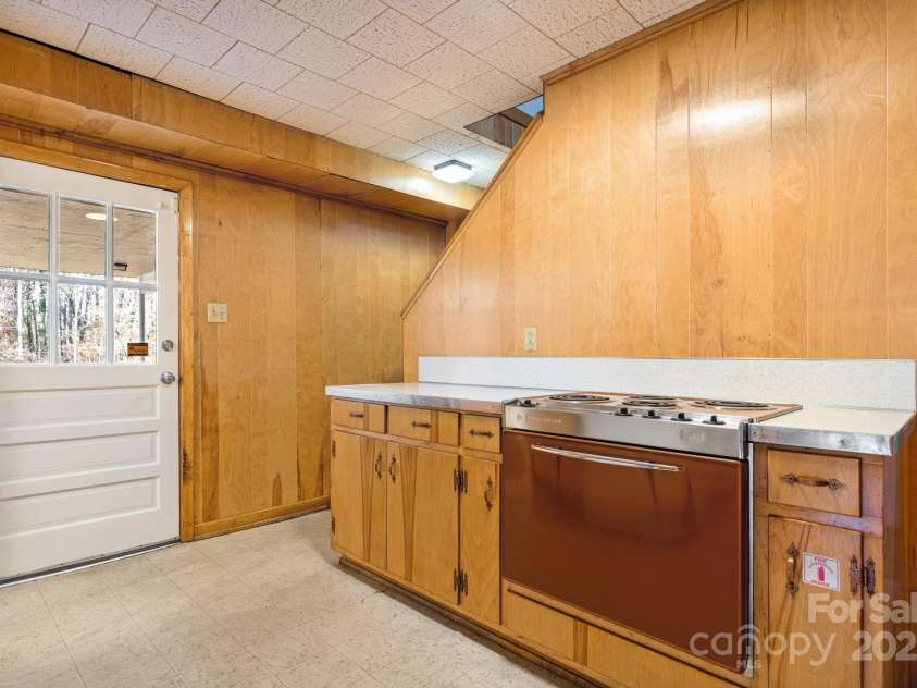 313 17th Street, Hickory, NC 28601.  MLS# CAR4323205, YatesRealty ID 3095. 