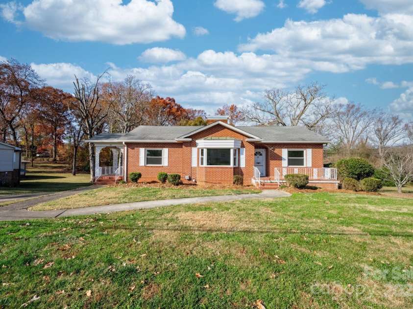 313 17th Street, Hickory, NC 28601.  MLS# CAR4323205, YatesRealty ID 3095. 