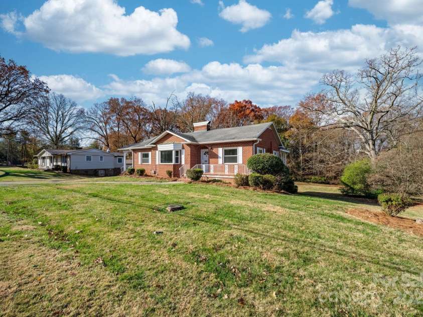 313 17th Street, Hickory, NC 28601.  MLS# CAR4323205, YatesRealty ID 3095. 