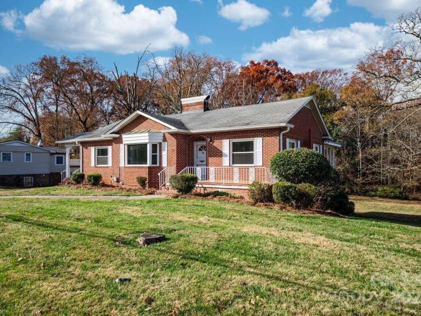 313 17th Street, Hickory, NC 28601.  MLS# CAR4323205, YatesRealty ID 3095. 