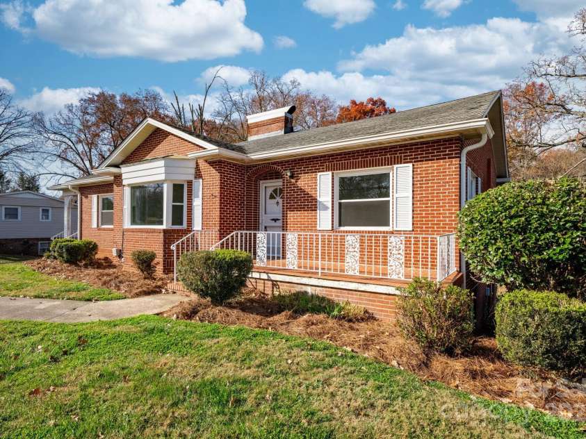 313 17th Street, Hickory, NC 28601.  MLS# CAR4323205, YatesRealty ID 3095. 