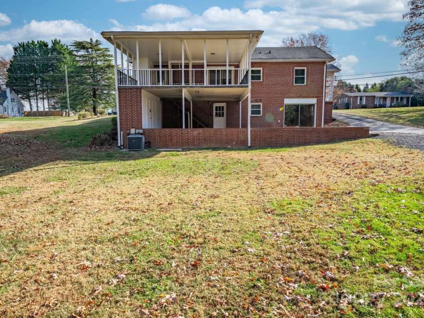 313 17th Street, Hickory, NC 28601.  MLS# CAR4323205, YatesRealty ID 3095. 