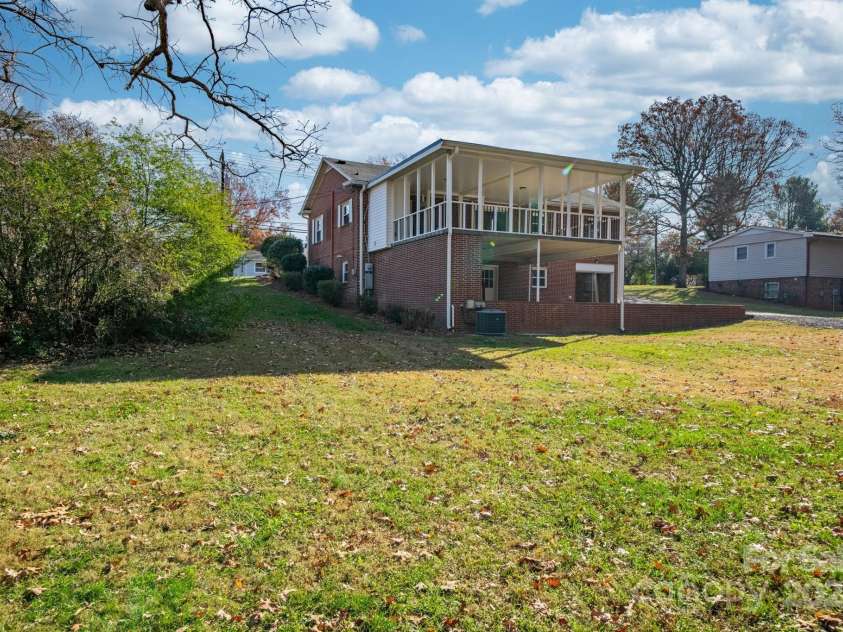313 17th Street, Hickory, NC 28601.  MLS# CAR4323205, YatesRealty ID 3095. 