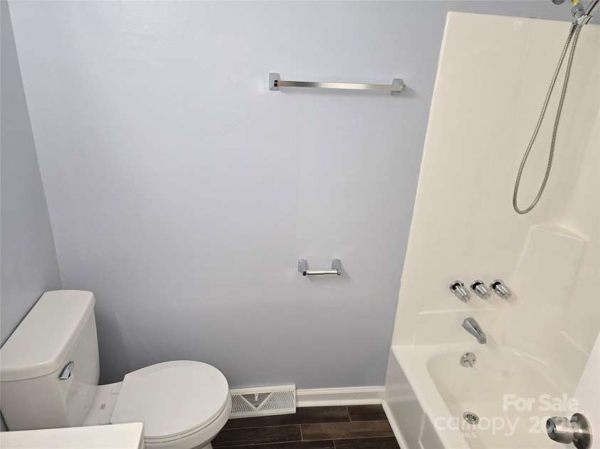 1660 Songwood Road, Concord, NC 28025.  MLS# CAR4268086, YatesRealty ID 30952. Main level bathroom