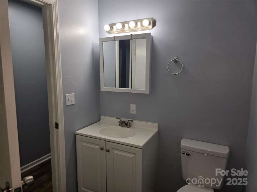 1660 Songwood Road, Concord, NC 28025.  MLS# CAR4268086, YatesRealty ID 30952. Main level bathroom