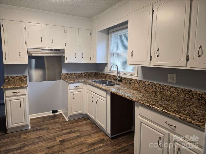 1660 Songwood Road, Concord, NC 28025.  MLS# CAR4268086, YatesRealty ID 30952. Main level kitchen