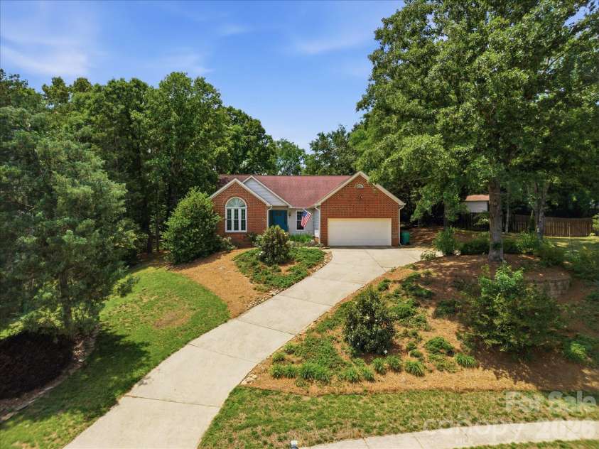 10314 Rougemont Lane, Charlotte, NC 28277.  MLS# CAR4375899, YatesRealty ID 30954. Welcome to Rougemont Lane!!