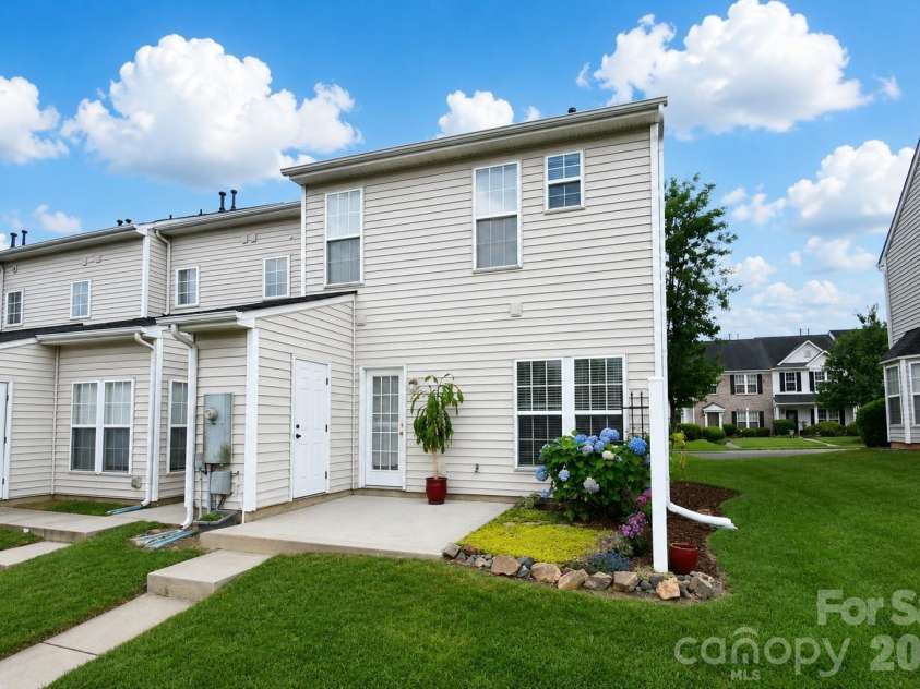 4913 Sunburst Lane, Charlotte, NC 28213.  MLS# CAR4392785, YatesRealty ID 30956. Outdoor storage closet