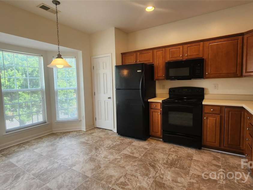 10205 Garrett Grigg Road, Charlotte, NC 28262.  MLS# CAR4277791, YatesRealty ID 30957. Bright kitchen with Bay Window