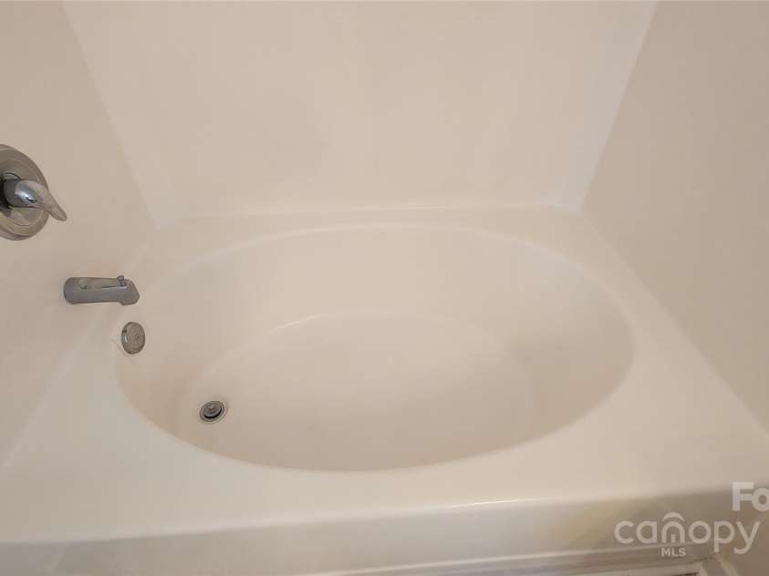 10205 Garrett Grigg Road, Charlotte, NC 28262.  MLS# CAR4277791, YatesRealty ID 30957. Garden Tub
