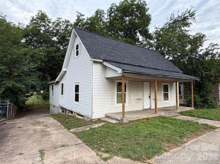 305 Harrison Street, Salisbury, NC 28144.  MLS# CAR4393972, YatesRealty ID 30957. 