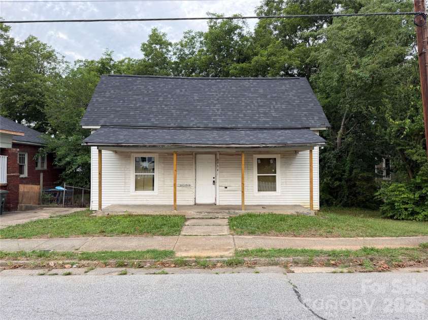 305 Harrison Street, Salisbury, NC 28144.  MLS# CAR4393972, YatesRealty ID 30957. 