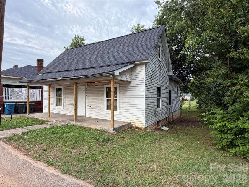 305 Harrison Street, Salisbury, NC 28144.  MLS# CAR4393972, YatesRealty ID 30957. 